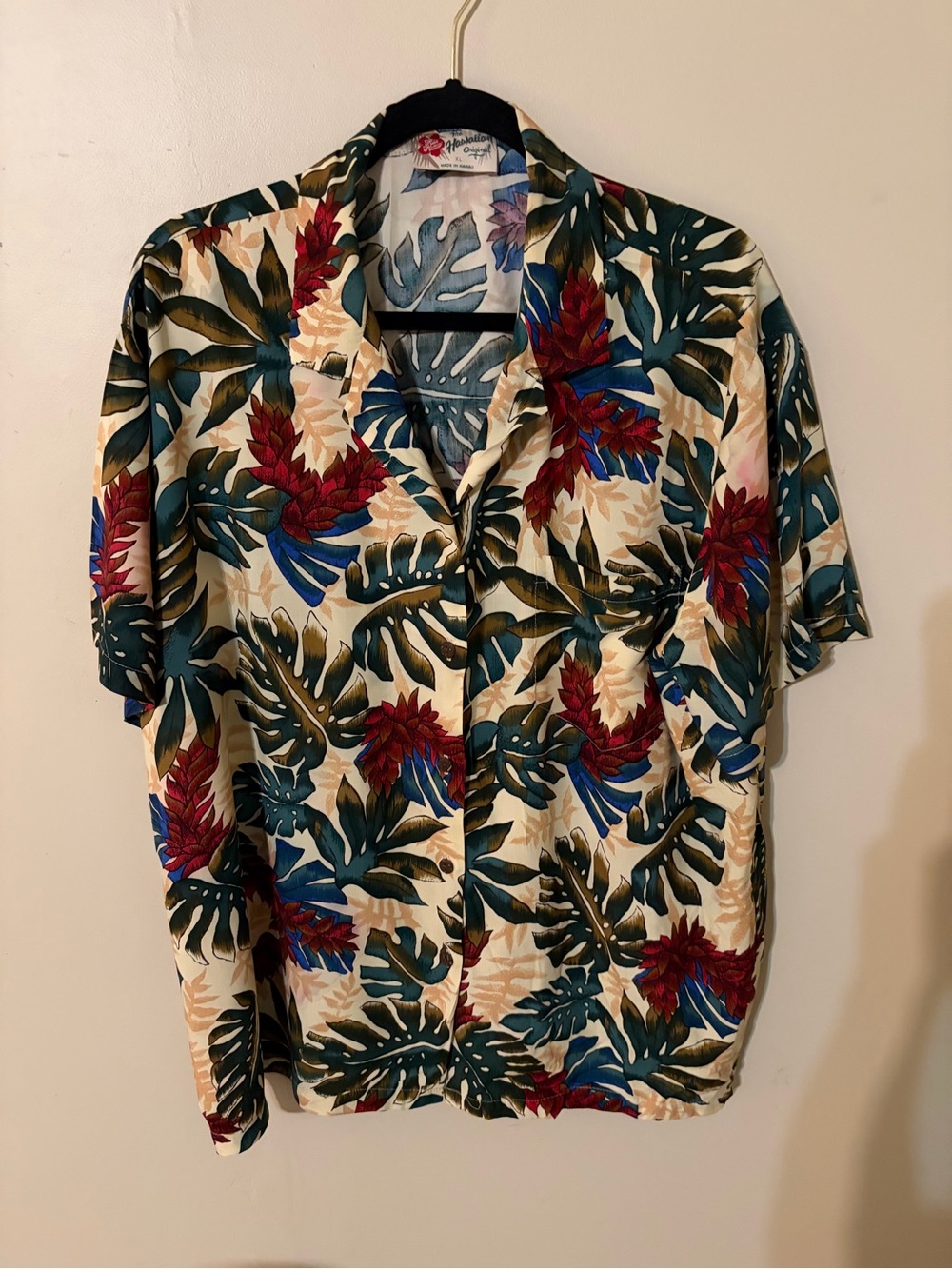 Hilo Hattie Men’s XL Cream Tropical Shirt with Green & Red Leaf Motif SS